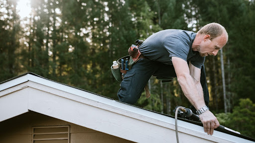 How to Spot Unlicensed or Unqualified Roofing Contractors